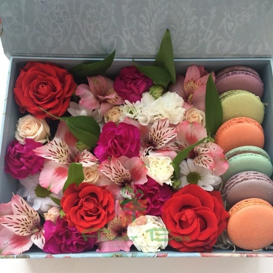Прямоугольная коробка с розой, альстромерией, кустовой гвоздикой и макарунами