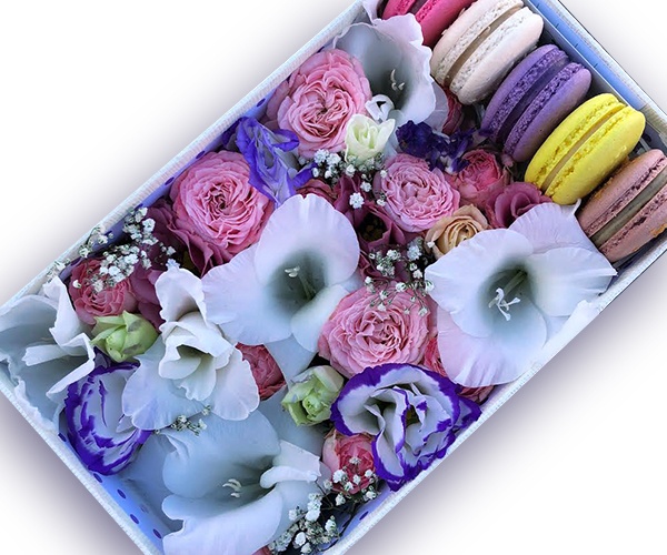 Прямоугольная коробка с белым гладиолусом, кустовой розой,  эустомой и макарунами