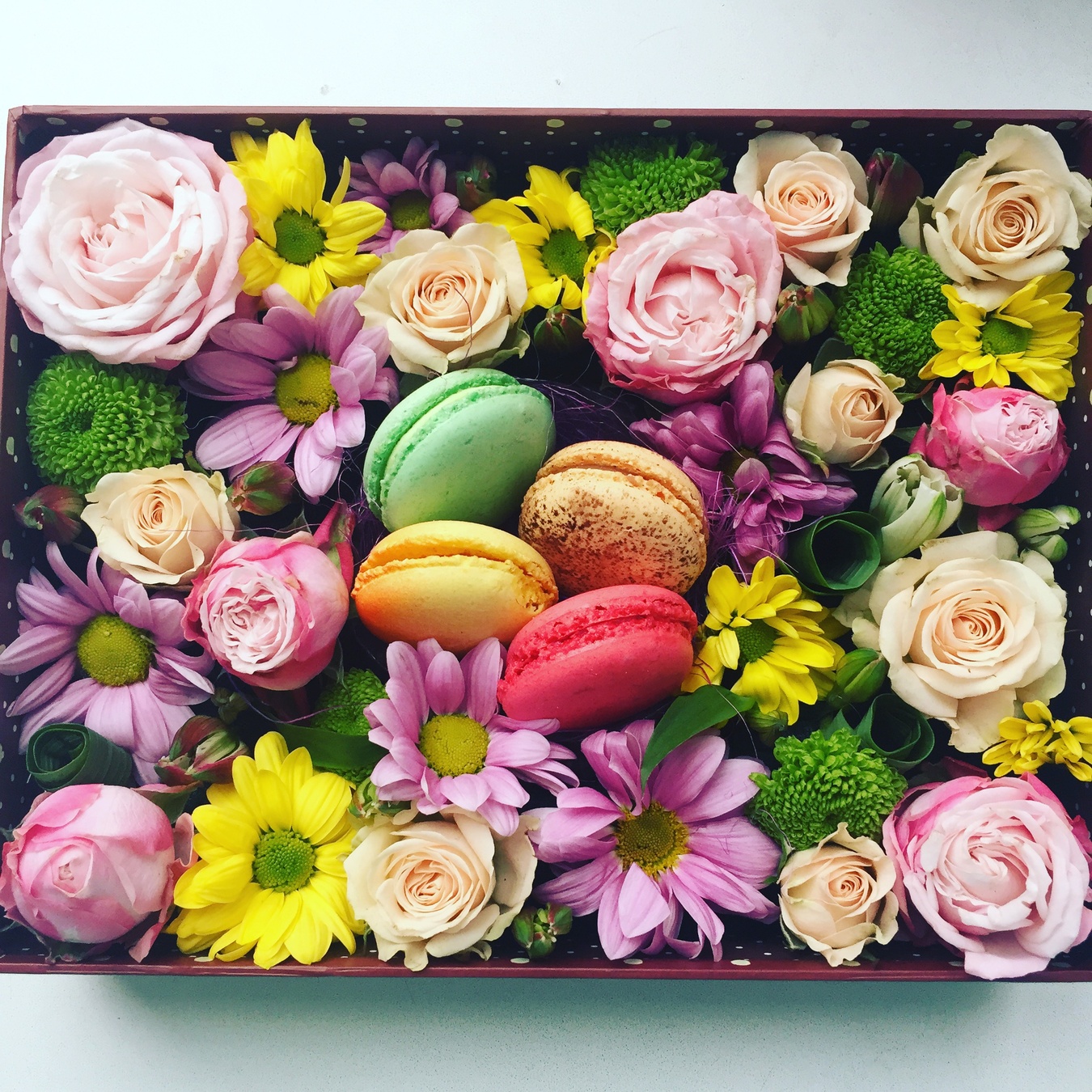 Прямоугольная коробка с пионовидной и кустовой розой, хризантемой и макарунами