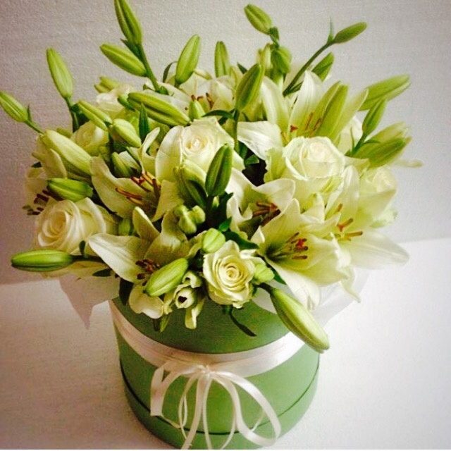 Капелюшна коробка з білими ліліями і білою трояндою