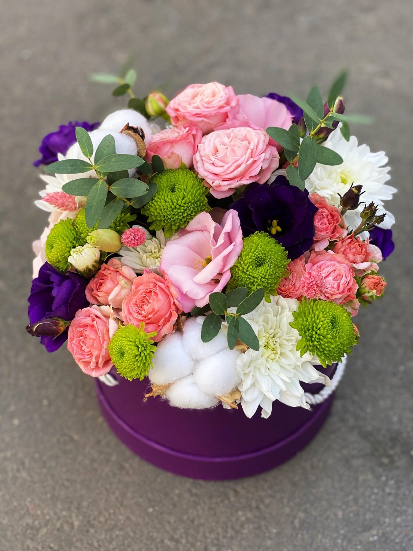 Шляпная коробка с пионовидной розой, хризантемой, эустомой, хлопком и фисташкой