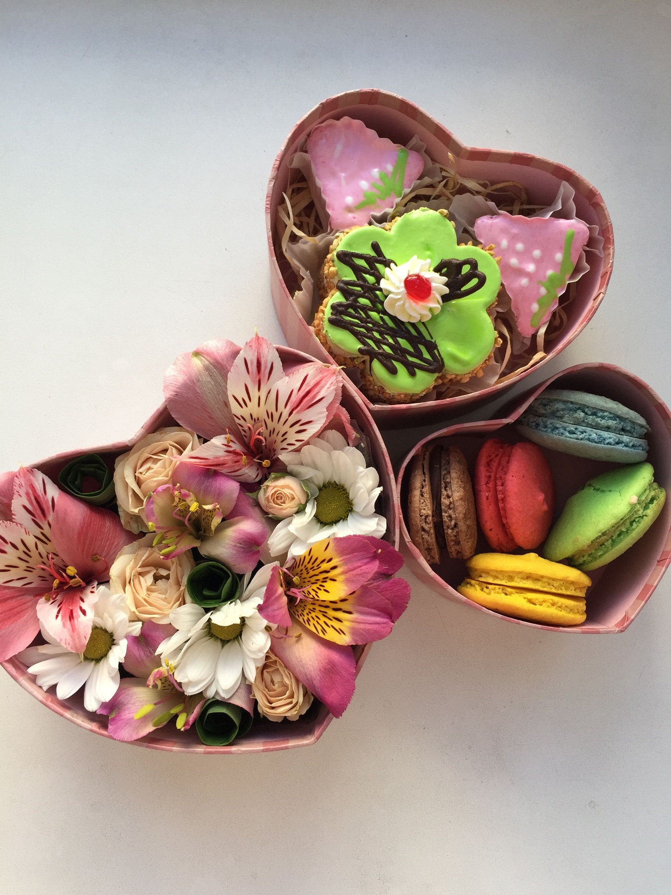 Коробка у формі серця з альстромерією, хризантемою, тістечками і макарунами 3в1