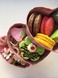 Коробка в форме сердца с альстромерией, хризантемой, пирожными и макарунами 3в1
