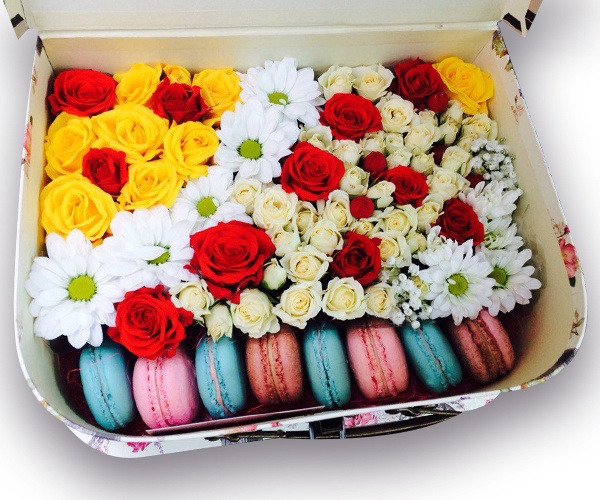 Прямоугольная коробка с розами, хризантемой с макарунами