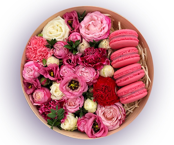 Круглая коробка с кустовой розой, эустомой, гвоздикой и макарунами