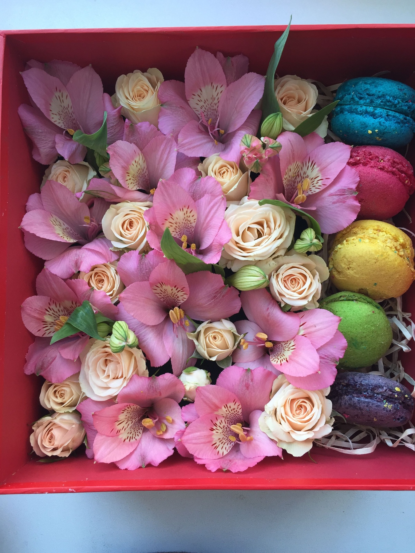 Прямоугольная коробка с альстромерией, кустовой кремовой розой и макарунами