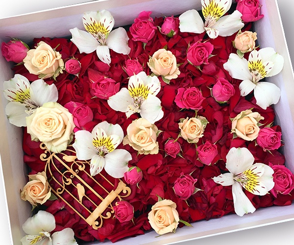 Цветы в прямоугольной коробке с альстромерией и кустовой розой