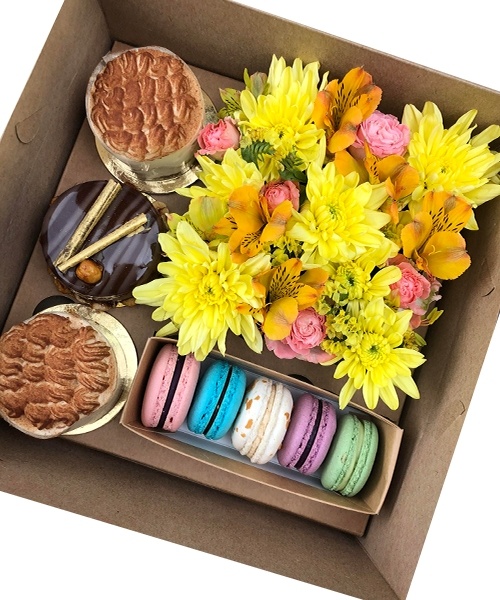 Квадратная коробка с хризантемой, альстромерией, розой, пирожными и макарунами