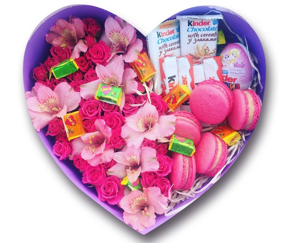 Цветы в коробке сердечком с альстромерией, розой, макарунами и киндерами