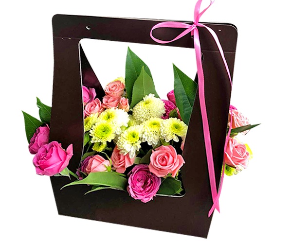 Прямоугольная коробка с кремовой кустовой розой, хризантемой и декором
