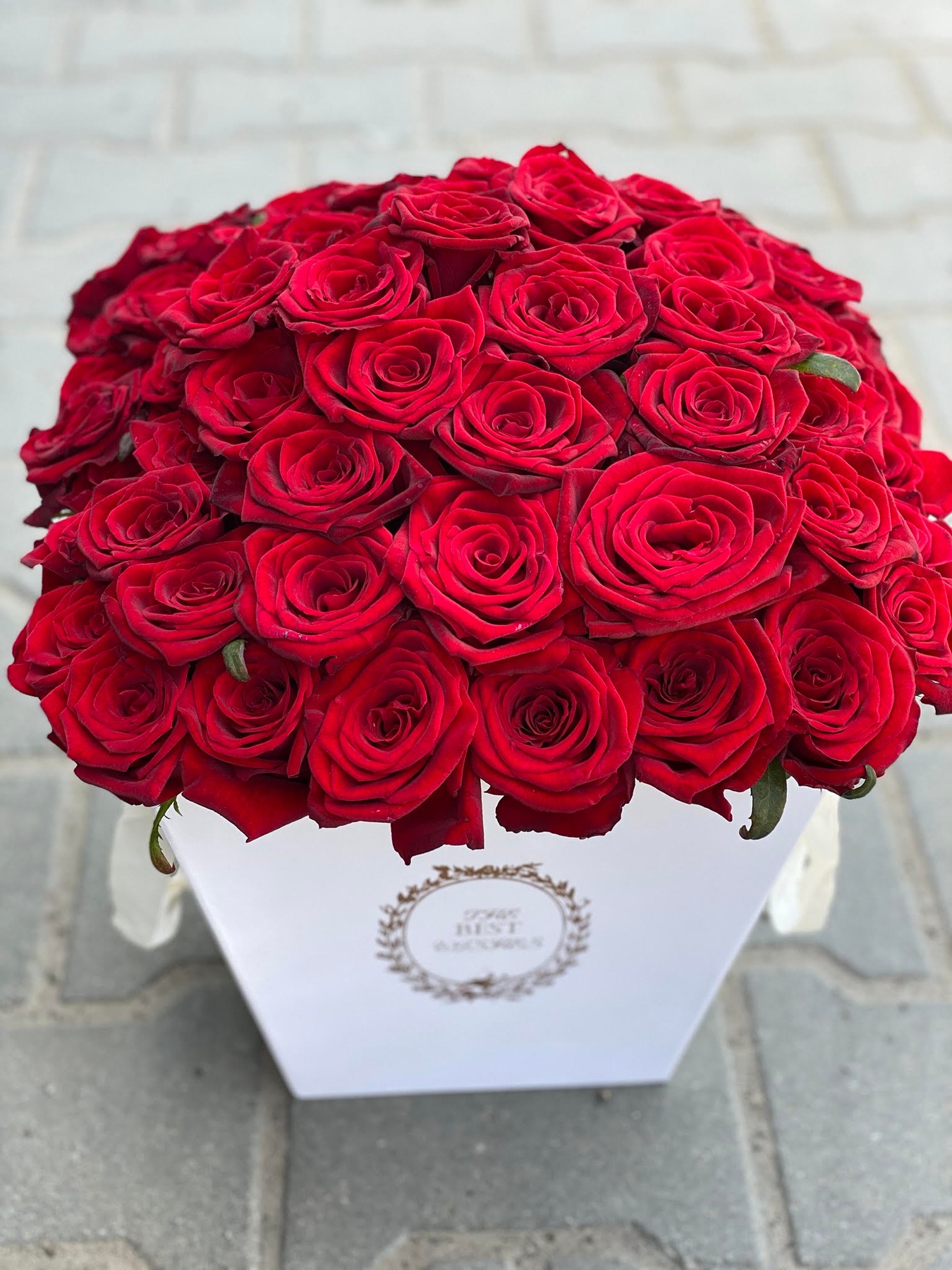 Червоні троянди в трапецієподібній коробці