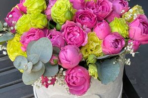 Квіти у капелюшних коробках: розміри, кольори у оформленні тари та особливості