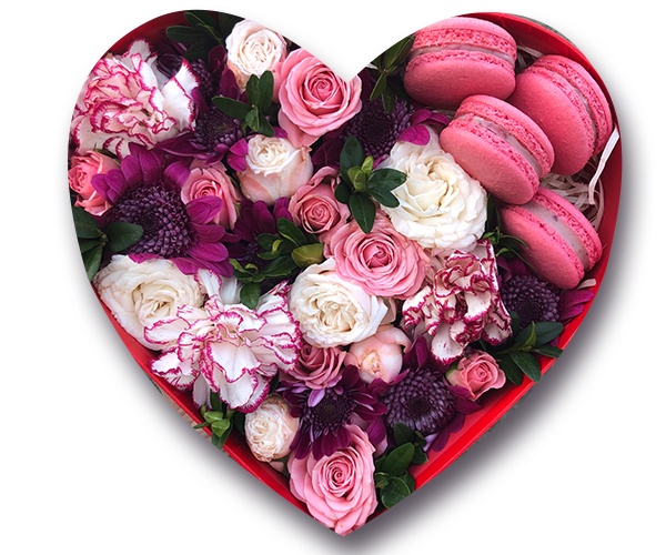 Коробка в форме сердца с фиолетовой хризантемой, гвоздикой, пионовидной розой и макарунами