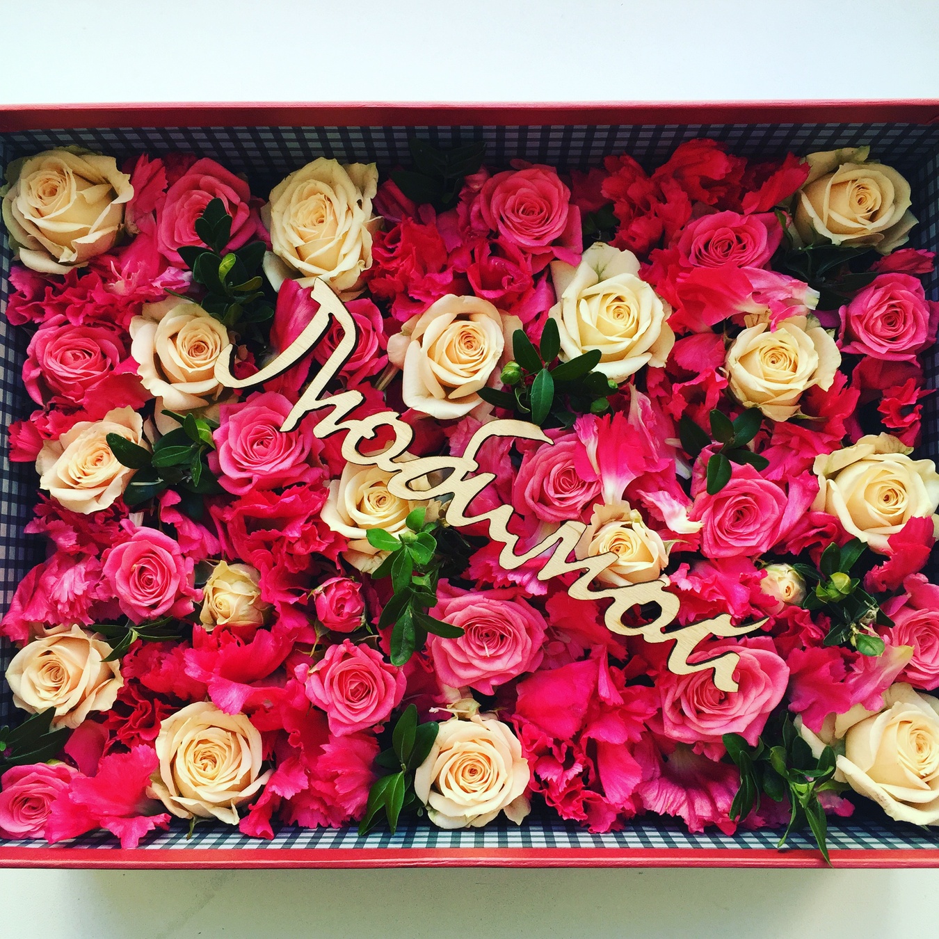Коробочка с нежными и красивыми розами и надписью сделанной из дерева