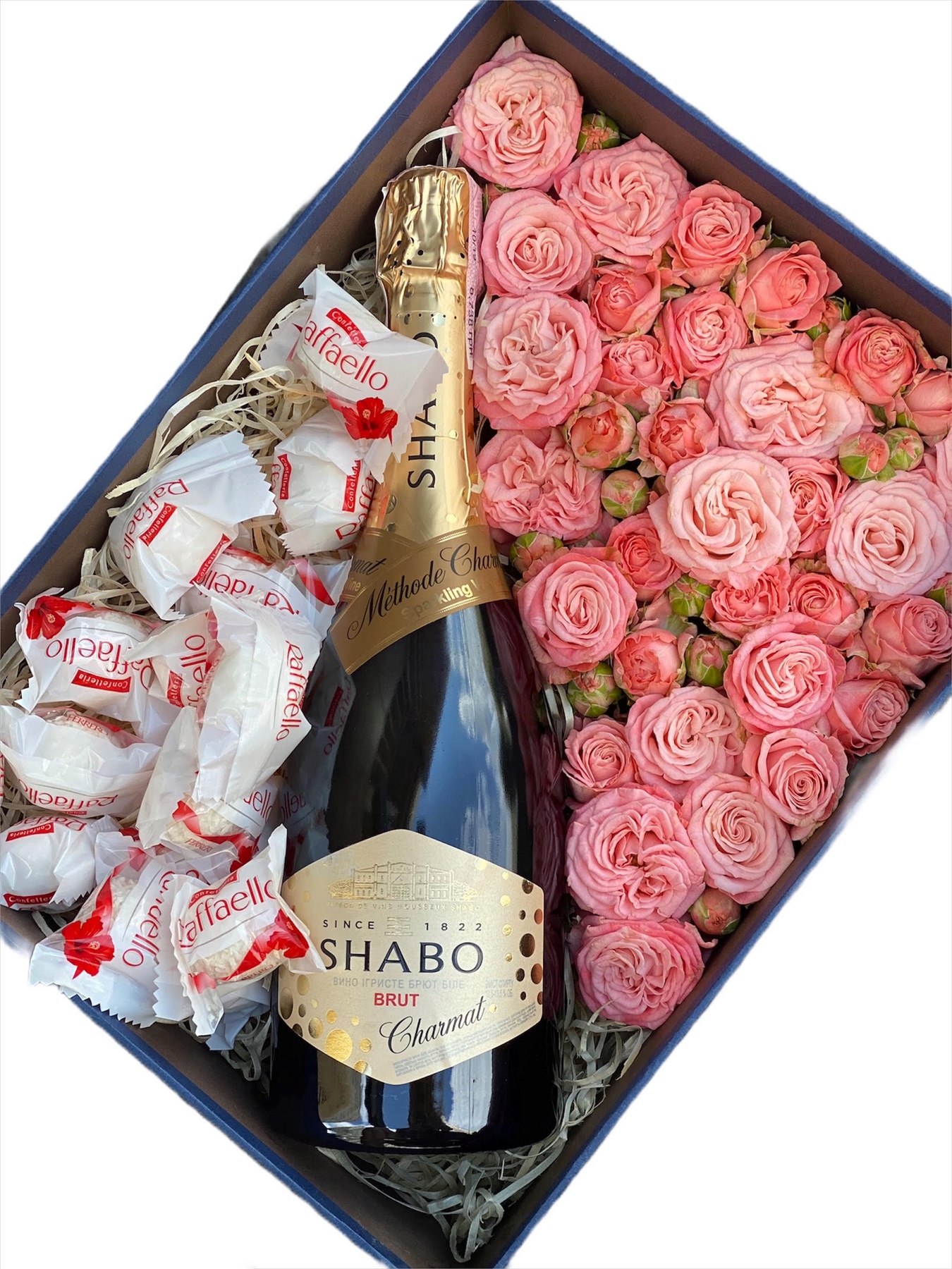 Цветы в прямоугольной коробке с розами, сухим шампанским и raffaello