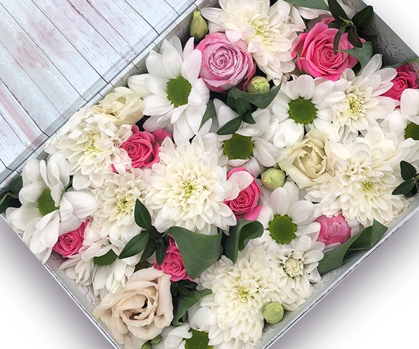 Прямоугольная коробка с белой хризантемой, розовой кустовой розой и эустомой