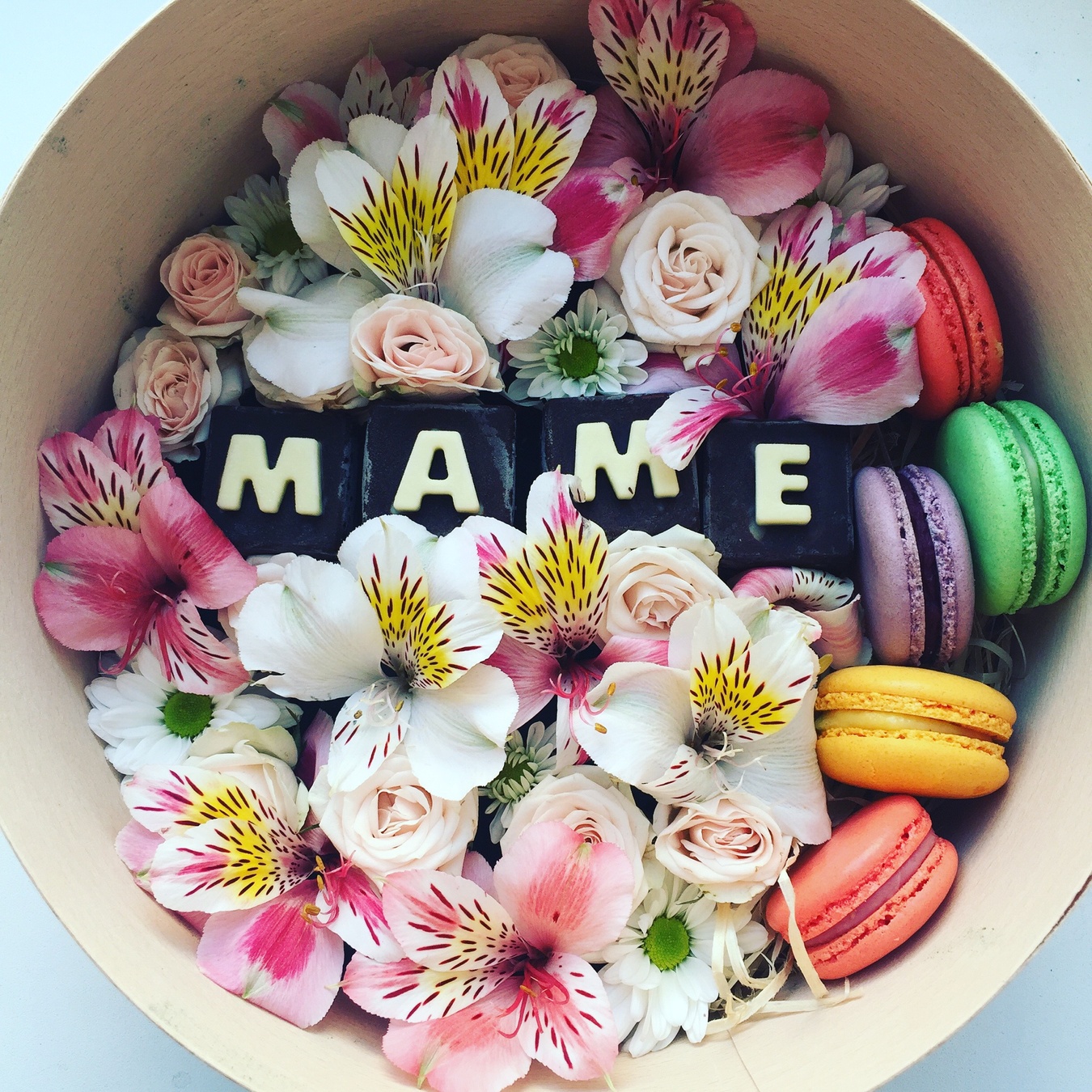 Круглая коробка с альстромерией, розой, макарунами и шоколадом
