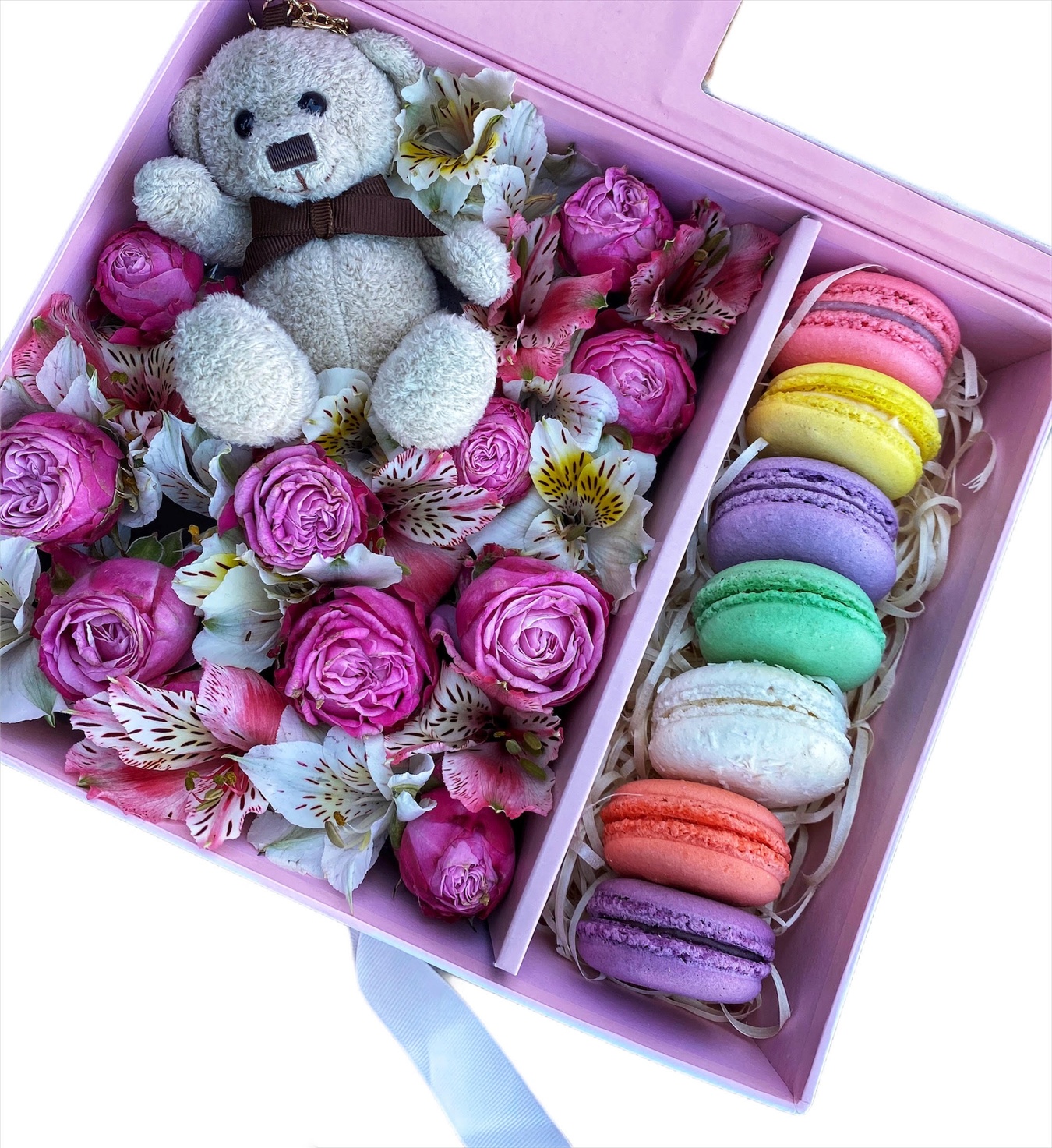 Цветы в прямоугольной коробке с альстромерией, розой, мишкой и макарунами