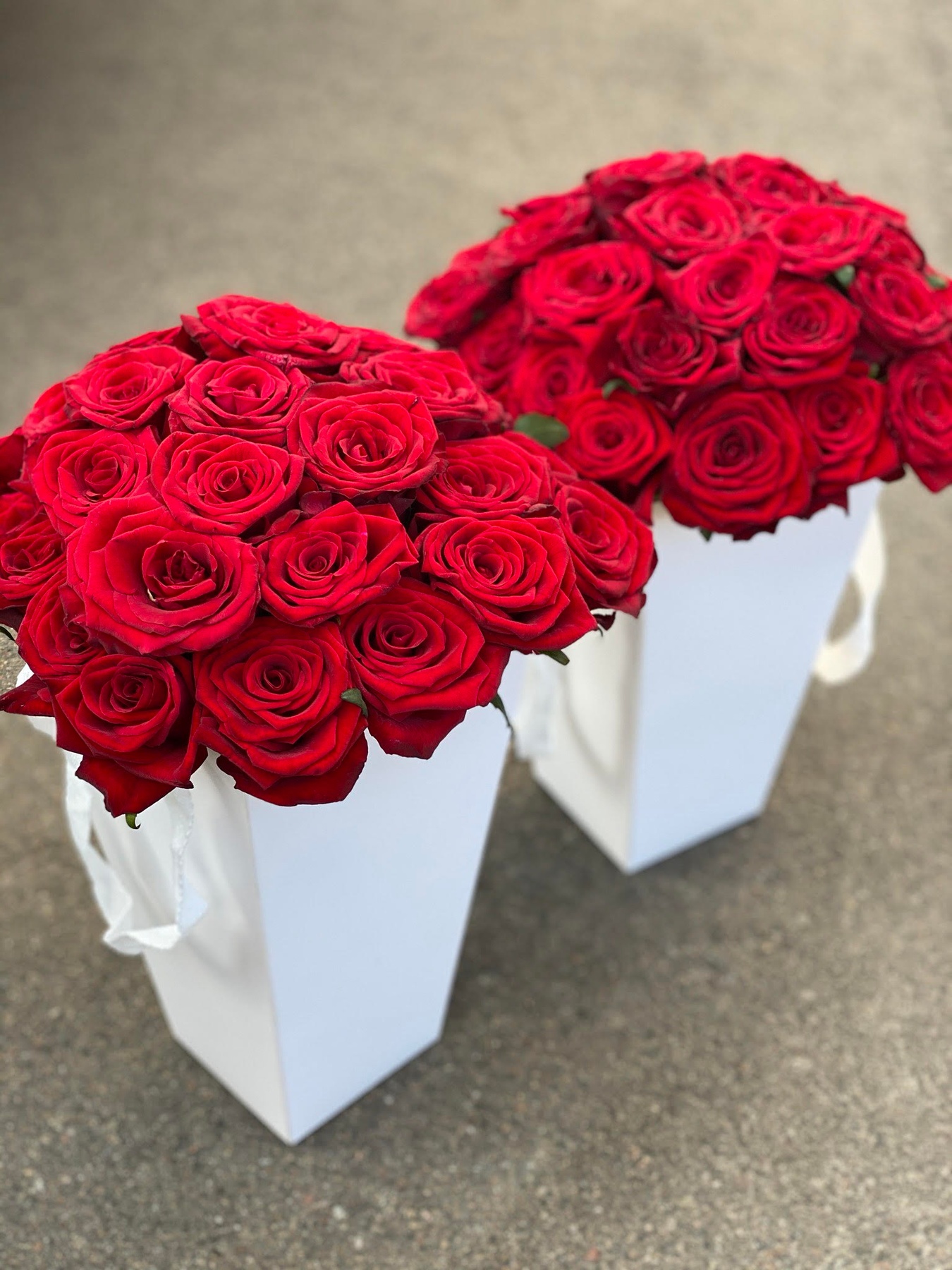 Трапецієвидна коробка з червоними трояндами