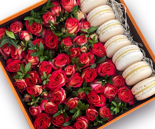 Прямоугольная коробка с оранжево-красной кустовой розой и нежными макарунами