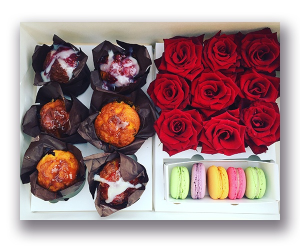 Цветы в квадратной коробке с красной розой, капкейками и макарунами