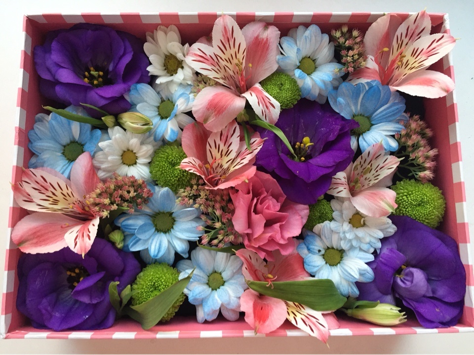 Эустома, голубая и зеленая хризантема, альстромерия в прямоугольной коробке