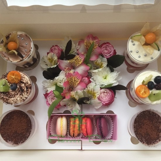 Прямоугольная коробка с альстромерией, розой, хризантемой, макарунами и десертами