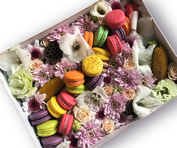 Прямоугольная коробка с гладиолусом, хризантемой, розой и макарунами