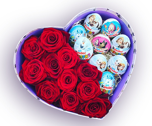 Ніжна коробка у формі серця з червоною трояндою і кіндерами