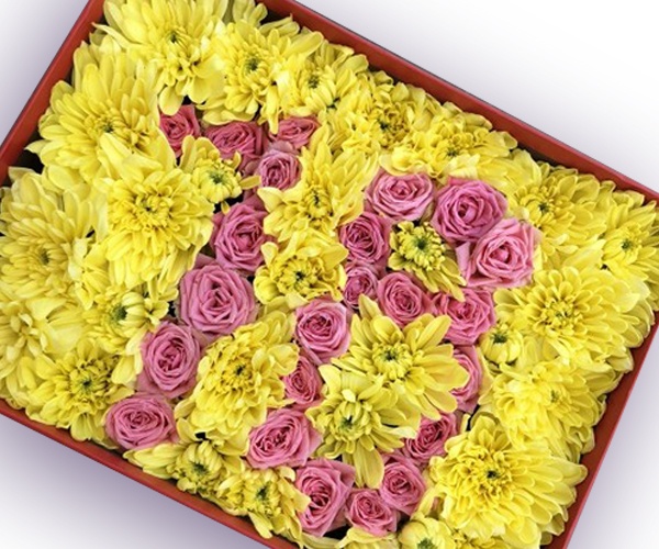 Жовта хризантема і кущова рожева троянда в прямокутній коробці